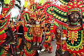 Leute mit schwarzer Körperbemahlung und bunter Jesus Statue, Ati Atihan Festival, Kalibo, Aklan, Visaya, Insel Panay, Philippinen