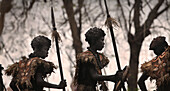 Silhouetten von den drei Kindern mit schwarzer Körperbemahlung, Ati Atihan Festival, Kalibo, Aklan, Visaya, Insel Panay, Philippinen
