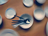 Kleine Schüsselchen und Teller mit Löffel, Japanisches Geschirr am Tisch