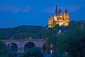Blick auf die Alte Lahnbrücke und die Lahn zum St. Georgs - Dom, Limburg, Lahn, Westerwald, Hessen, Deutschland, Europa
