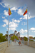 Diez an der Lahn, Alte Brücke und im Hintergrund Schloß Diez, Diez, Westerwald, Rheinland-Pfalz, Deutschland, Europa