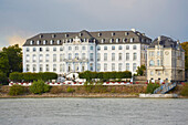 Blick auf Schloß Engers, Landesstiftung Villa Musica, Residenzschloß der Fürsten zu Wied, Neuwied-Engers, Rhein, Rheinland-Pfalz, Deutschland, Europa