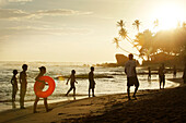 Personen am Strand von Unawatuna, Galle Distrikt, Südprovinz, Sri Lanka