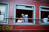 Fahrgäste blicken aus Zugfenster, Ella, Badulla Distrikt, Uva Provinz, Sri Lanka