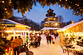 Christkindlmarkt am Chinesischen Turm, Englischer Garten, München, Bayern, Deutschland