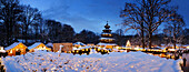 Christkindlmarkt am Chinesischen Turm, Englischer Garten, München, Bayern, Deutschland