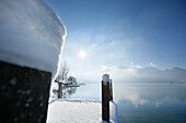 Verschneiter Steg am Kochelsee, Oberbayern, Deutschland