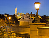 Löwenstatue mit Laterne am Abend, Kettenbrücke, Matthiaskirche, Buda, Budapest, Ungarn