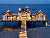 Seebrücke Sellin in der Dämmerung, Rügen, Mecklenburg-Vorpommern, Deutschland