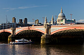 Blackfriars Bridge mit St Pauls Cathedral, City of London, London, England