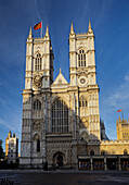 Westminster Abbey mit  beiden Türmen und Zentral Fassade und Schatten über den Hof, Westminster City, London, England