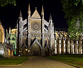 Eingang zur Westminster Abbey in der Nacht, London, England