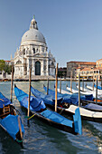 Die Kirche Santa Maria della Salute mit Gondeln, Canal Grande, Venedig, Italien