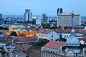 Blick von der Oberstadt auf die Unterstadt mit National Theater, Zagreb, Kroatien