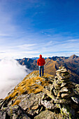 Wanderer betrachtet Aussicht vom Deneck, Schladminger Tauern, Steiermark, Österreich