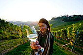 Junge Frau mit einem Glas Weißwein, Spielfeld, Steiermark, Österreich