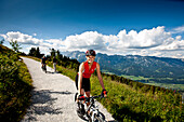 Mountainbiker auf einer Schotterstraße, Duisitzkar, Planai, Steiermark, Österreich