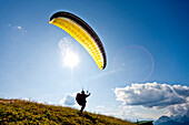 Paraglider beim Start auf der Planai, Steiermark, Österreich