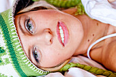Junge Frau mit Mütze blickt in die Kamera, Steiermark, Österreich