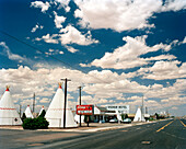 USA, Arizona, Holbrook, road passing the Wigwam motel