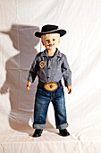 USA, California, a little boy is dressed like a sheriff for Halloween