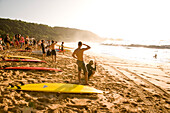 USA, Hawaii, Oahu, Surfers and crowd watch large surf at Waimea Bay, North Shore