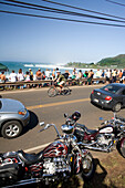 USA, Hawaii, crowd and cars, Waimea Bay, the Eddie Aikau surf competition