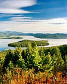 USA, Idaho, Priest Lake amid trees and mountains
