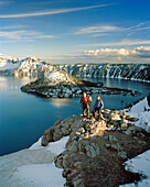 USA, Oregon, couple hiking with snowcapped mountains, Crater Lake National Park