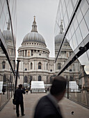 St. Paul's Kathedrale spiegelt sich in Häuserfassaden, Straßenszene, London, England, Vereinigtes Königreich, Europa