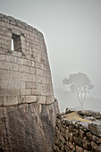 Ruine von Inka Tempel im Nebel, Machu Picchu, Cusco, Cuzco, Peru, Anden, Südamerika