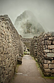 Wayna Picchu und Inka Mauern im Nebel , Machu Picchu, Cusco, Cuzco, Peru, Anden, Südamerika