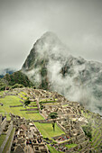 Inka Ruinen von Machu Picchu und Wayna Picchu wolken verhangen, Cusco, Cuzco, Peru, Anden, Südamerika