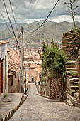 Sehr enge und steile Straße in der Altstadt von Cusco, Cuzco, Peru, Anden, Südamerika