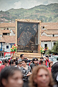 Gläubige Menschenmenge trägt Jesus Bildnis entlang des Plaza de Armas, Cusco, Cuzco, Peru, Anden, Südamerika