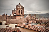 Blick auf Jesuitenkriche Iglesia La Compania de Jesus und die Kathedrale am Plaza de Armas, Cusco, Cuzco, Peru, Anden, Südamerika