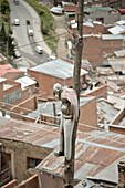 Puppe an Stromast als Warnung für Diebe, La Paz, Bolivien, Anden, Südamerika