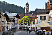 Obermarkt mit Peter und Paul Kirche, Mittenwald am Karwendelgebirge, Orte in Bayern, Deutschland