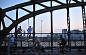 Abends auf der Hacker Brücke, München, Bayern, Deutschland