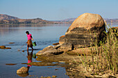 Mädchen fischt im Itasy See, Lac Itasy, Hochland westlich von Antananarivo, Madagaskar, Afrika