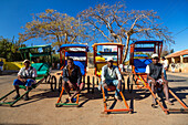 Rickschafahrer vom Volksstamm der Bara, Pousee pousse, Ihosy, Süd-Madagaskar, Afrika