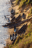 Einbaum-Boote am Steilufer von Tolagnaro, Fort Dauphin, South, Madagaskar, Afrika