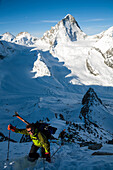Skifaher beim Aufstieg zum Blanc de Moming, Durandgletscher und Dent Blanche im Hintergrund, Val d Anniviers, Kanton Wallis, Schweiz