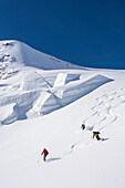 Skifahrer bei der Abfahrt auf dem Glacier de Moming, Val d Anniviers, Kanton Wallis, Schweiz