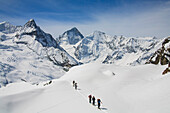 Gruppe Skifahrer beim Aufstieg zum Col de Milon über Glacier de Weisshorn, Val d Anniviers, Kanton Wallis, Schweiz