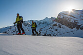 Zwei Skifahrer beim Aufstieg, Turtmanntal, Kanton Wallis, Schweiz