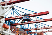 Containerschiff beim Be- und Entladen am Container Terminal Altenwerder, Hamburg, Deutschland