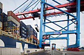 Containerschiff wird Be- und Entladen am Container terminal Burchardkai, Hamburg, Deutschland