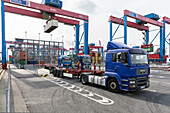 Container Beladung eines LKW´s im Hamburger Hafen, Hamburg, Deutschland