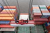Container werden mit einem Spreader auf ein Schiff verladen, Hamburg, Deutschland